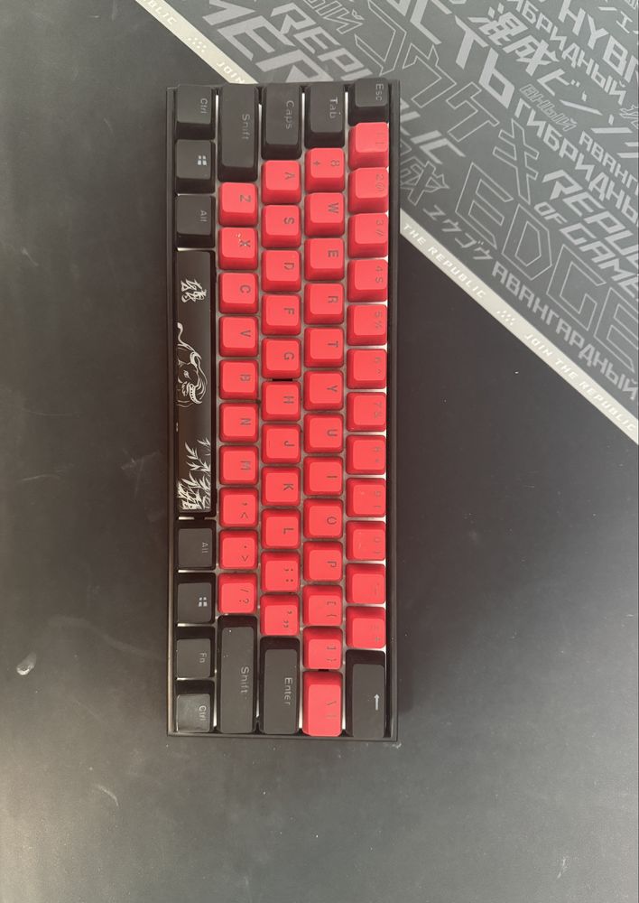 Ducky Mecha Mini 60% – за ремонт/части + custom keycaps.