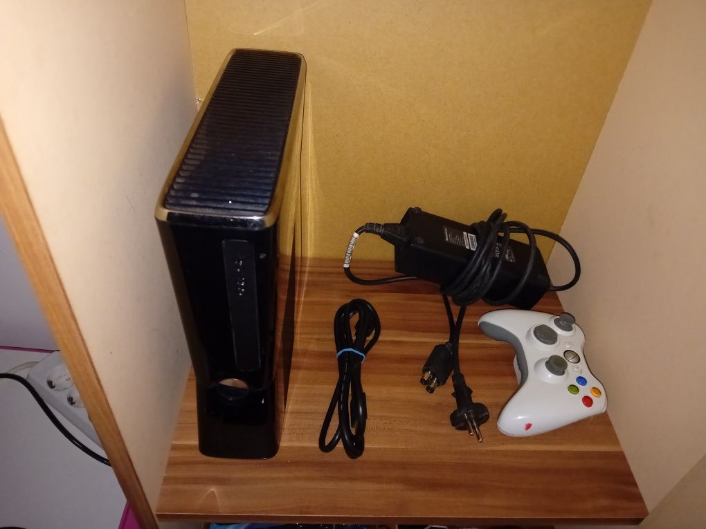 Xbox 360 slim (2 bucăți)  și ps3 (2 bucati)