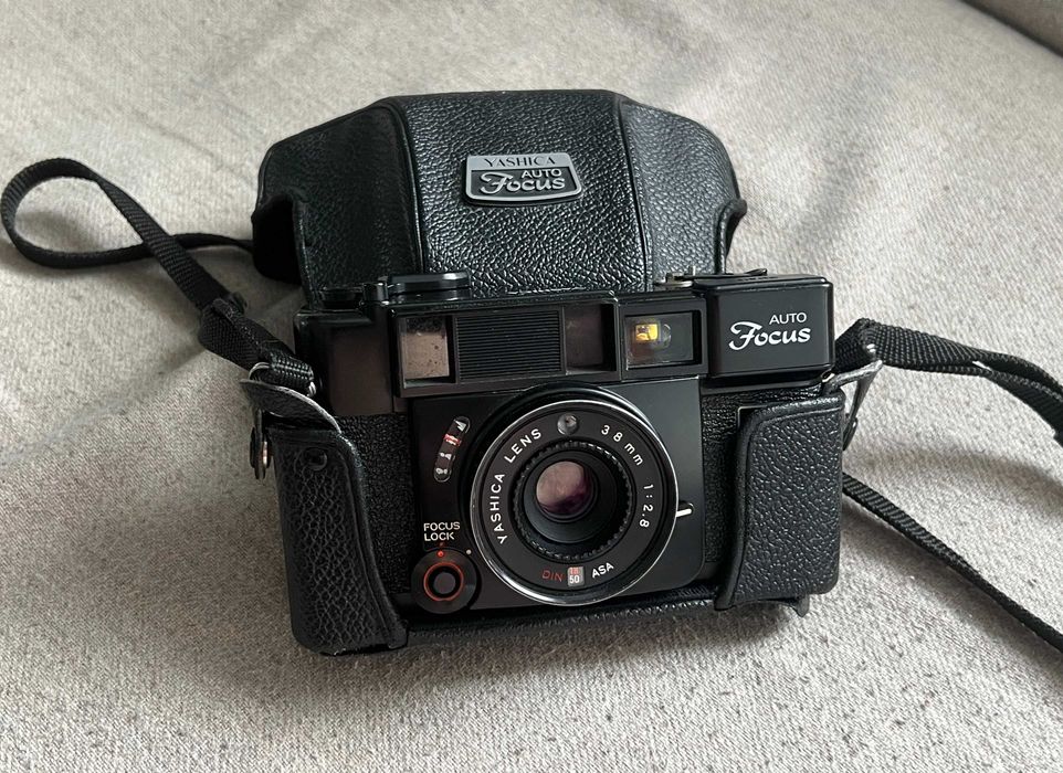 Aparat foto pe film Yashica Auto Focus 35mm+ husă originală funcțional