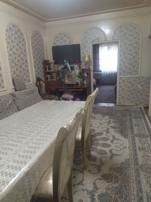 Kvartra sotiladi 3 xonna farxod bozor rŏparasida azgina kirganda