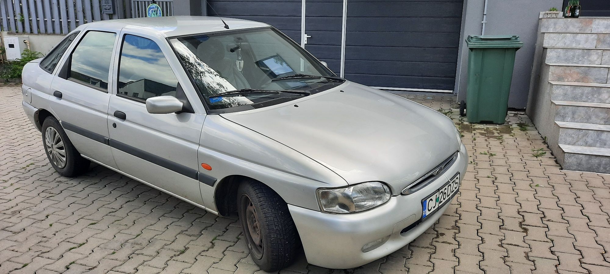 Vând Ford Escort an 1999,benz GPL,1000 eur