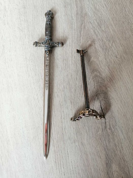 Нож със стойка за писма