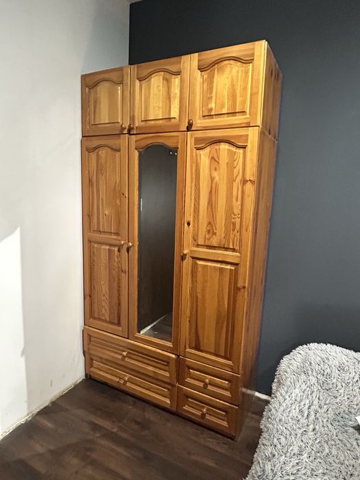 Гардероб + шкаф от масивно дърво – комплект 550 лв