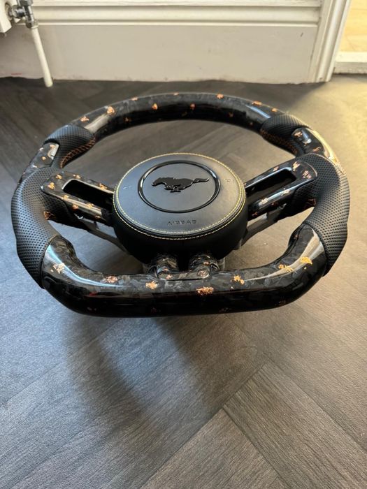 Volan Ford Mustang 2015-2023 Custom Carbon Forjat cu foita de aur