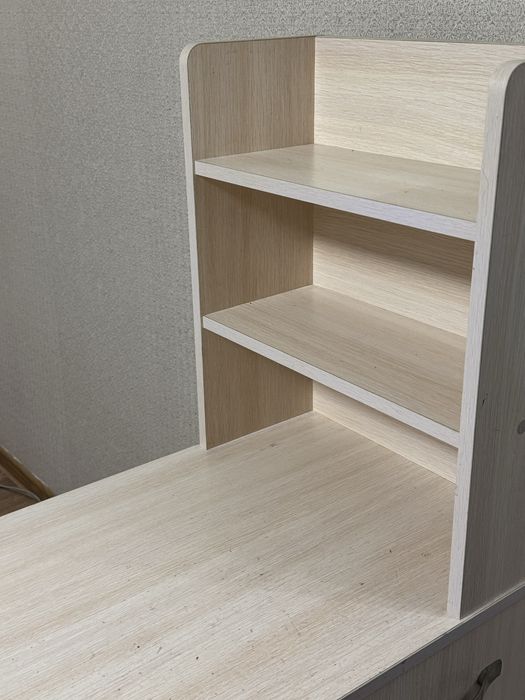 Маникюрный стол в отличном состоянии