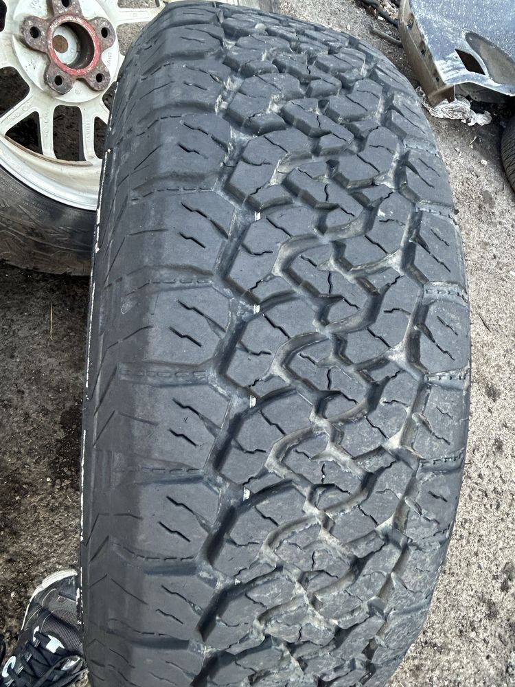 Продавам Гуми 215 65 16