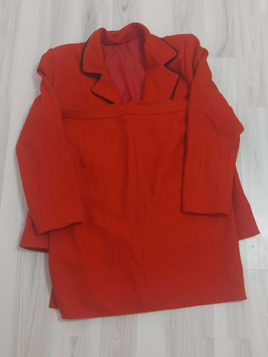 Costum de  dama  culoare in poza