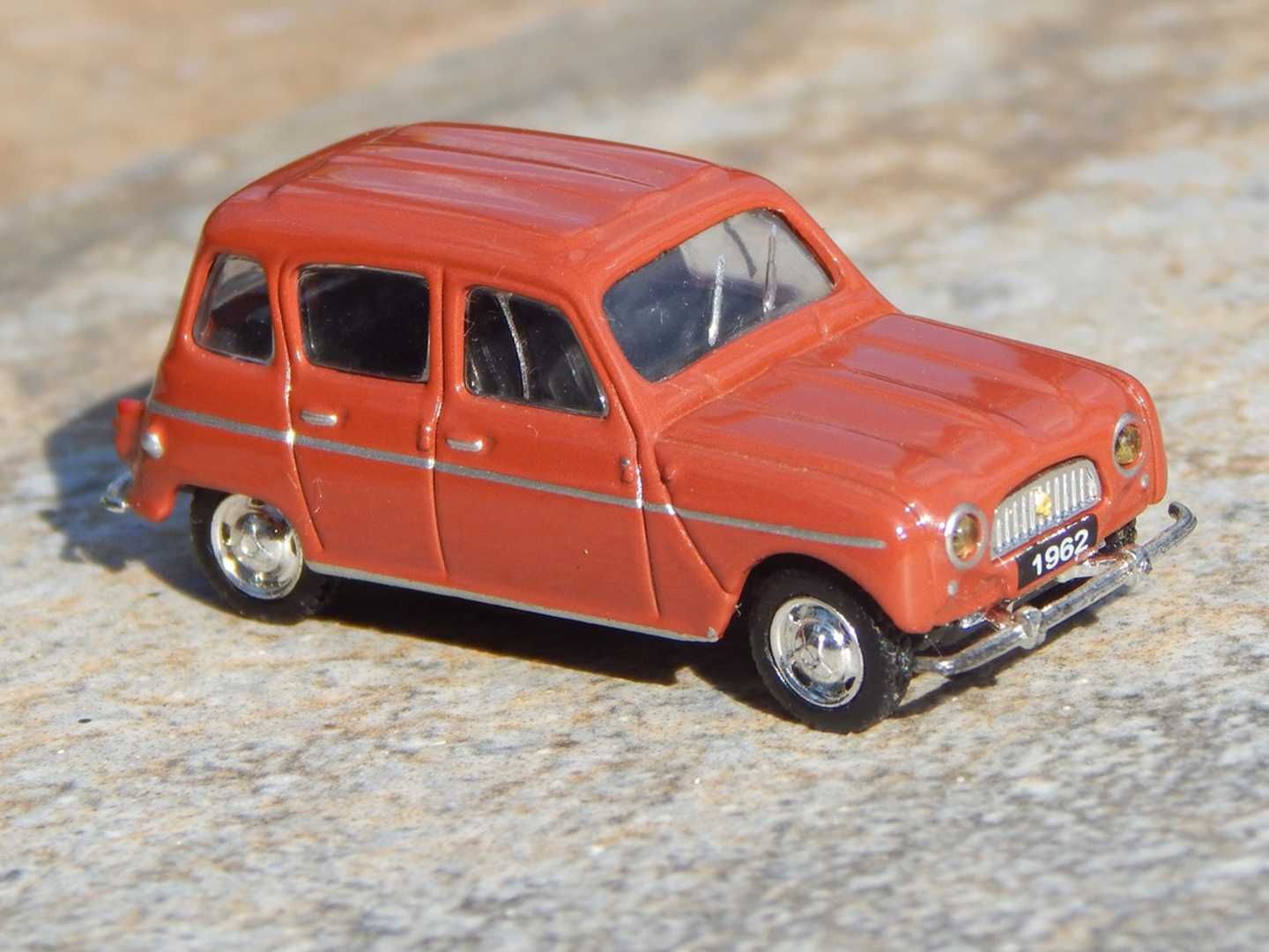 Macheta Renault 4 1962 scara 1:87 HO Universal Hobbies metalica