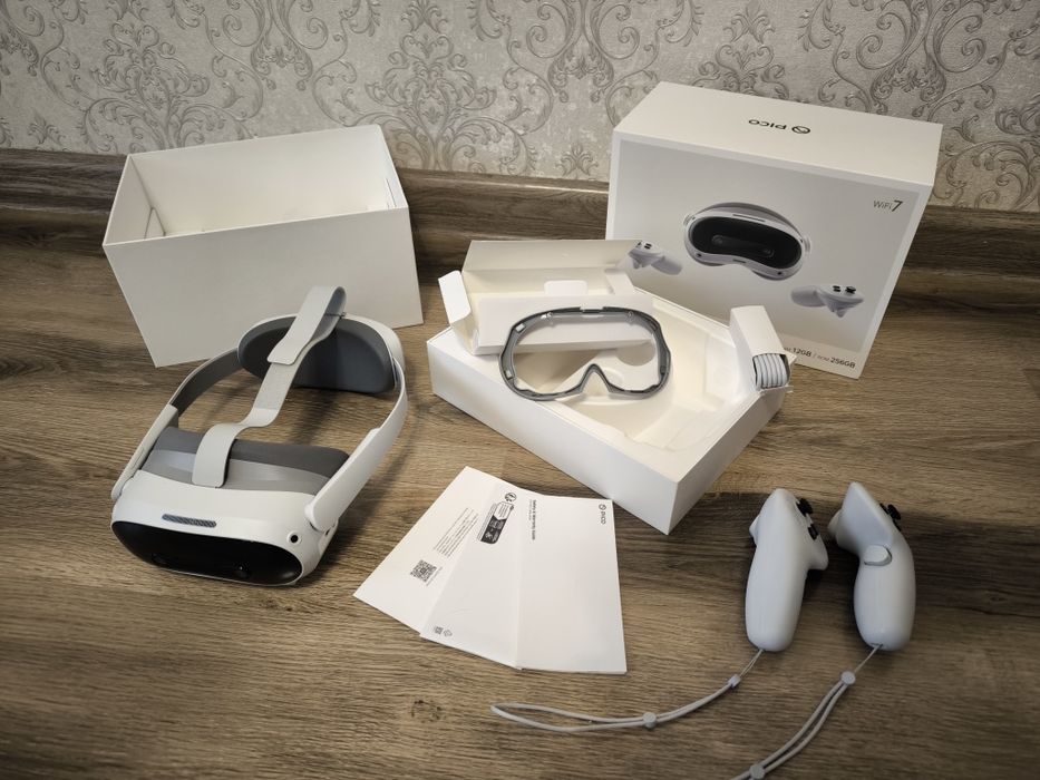 Шлем виртуальной реальности VR Pico 4 Ultra