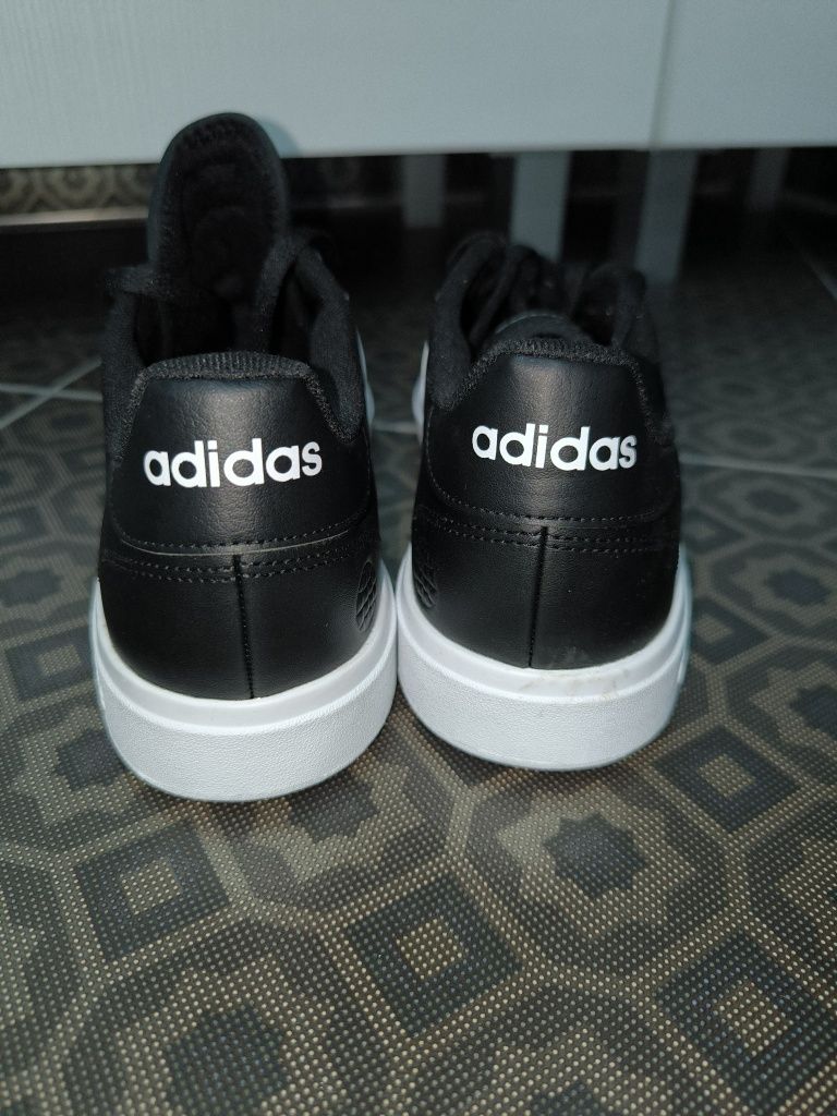 Обувки Adidas чисто нови