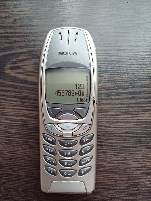 Nokia Model 6310i със зарядно устройство