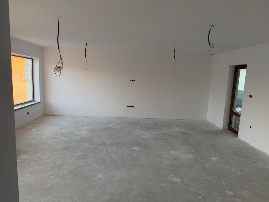 Vând casă recent construită