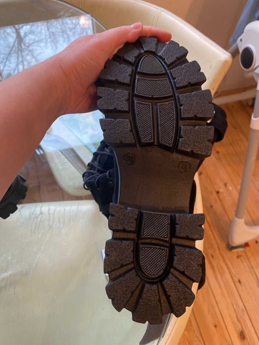 Ghete talpă inalta, negre, din piele intoarsa cu catarame 35, Noi