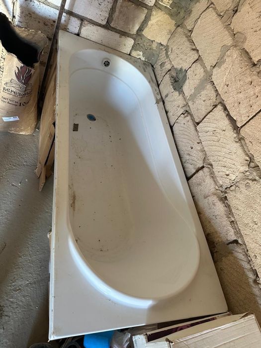 Ванная акриловая пластик целый не повредимый скидка только за два дня.