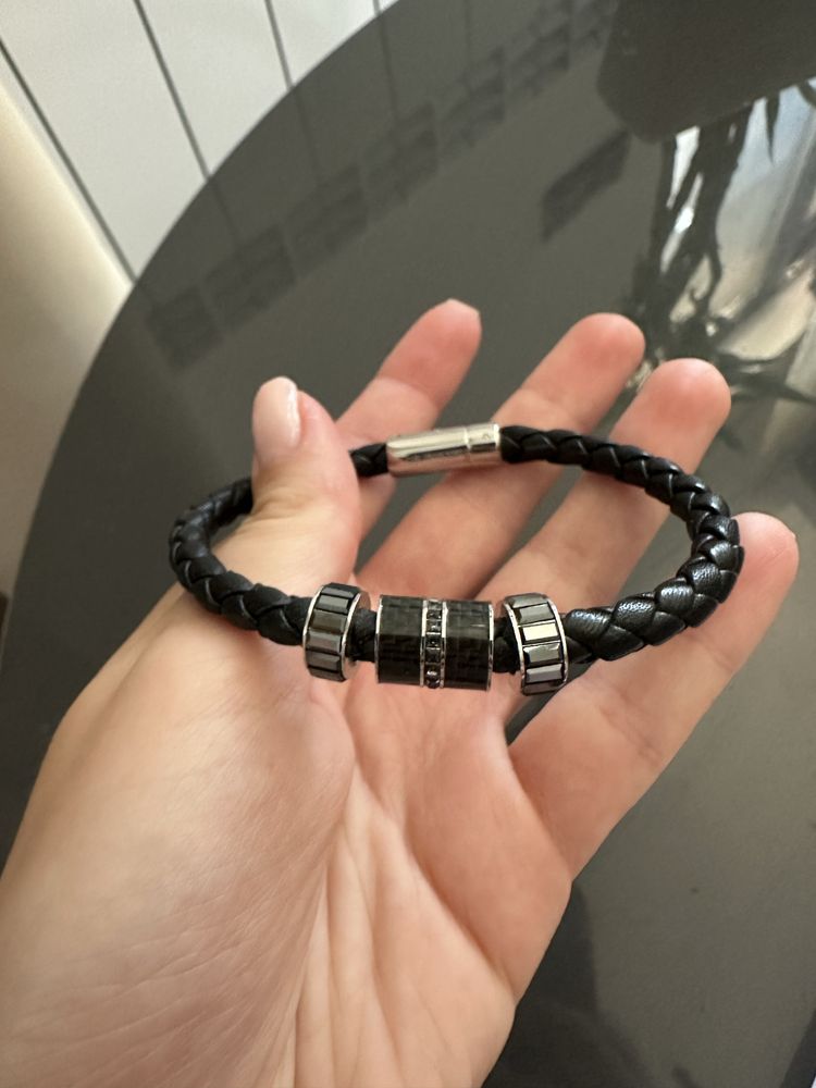 Swarovski мъжка черна кожена гривна с черни кристали. Размер L