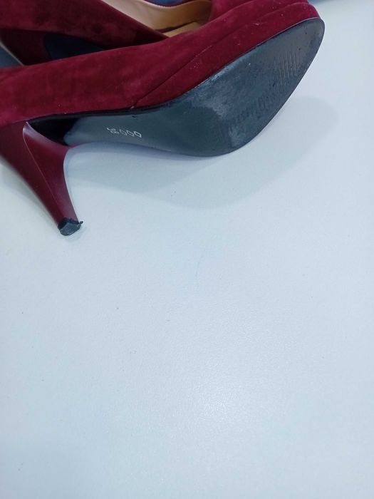 Обувки с ток тъмно червени