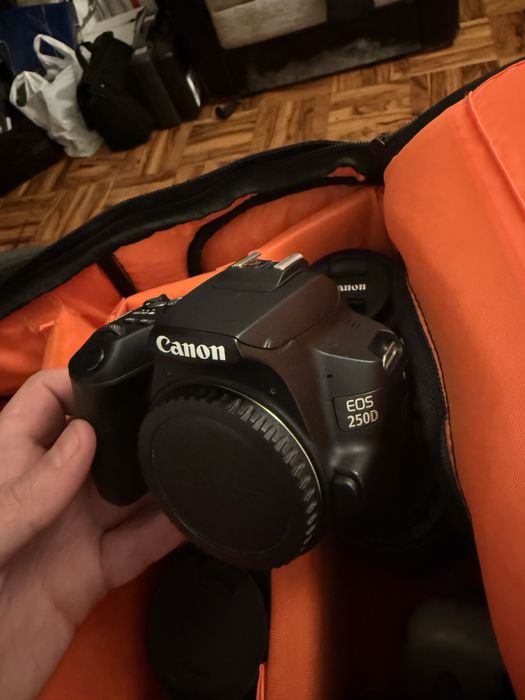 Canon 250d + 3 obiective, blitz Godox, accesorii multe
