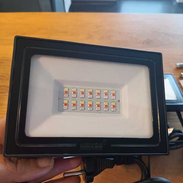 НОВИ! RGB прожектори 25W с дистанционно, 10 цвята, IP66, 2 бр
