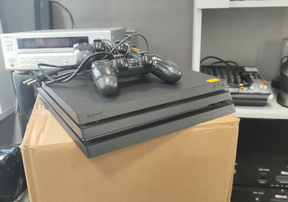 Playstation 4 Pro 1TB с 2 контролера!!!