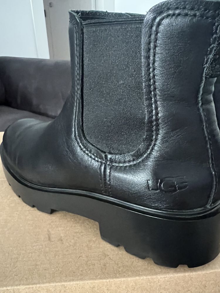 UGG Ghete negre marimea 39