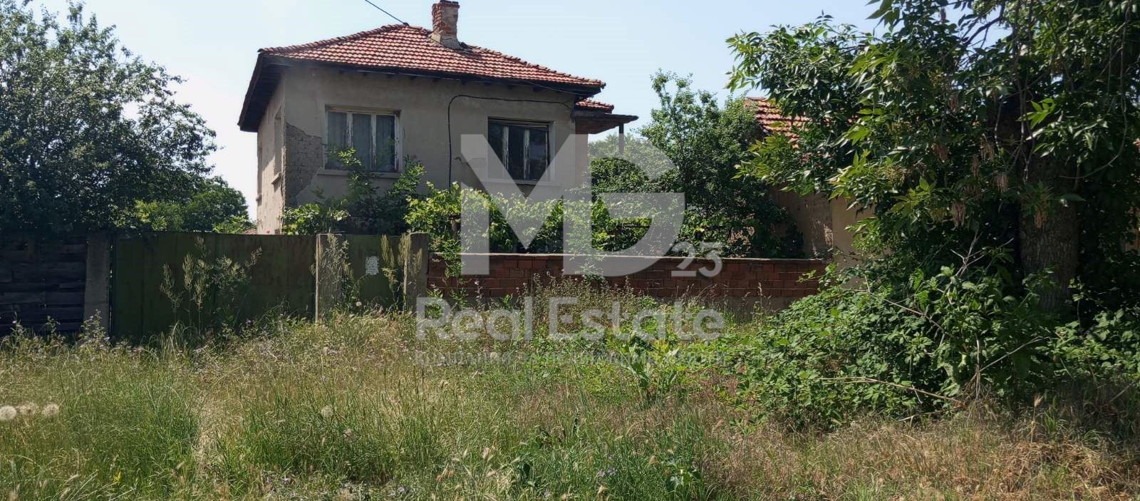 Двуетажна къща в Центъра на село Труд