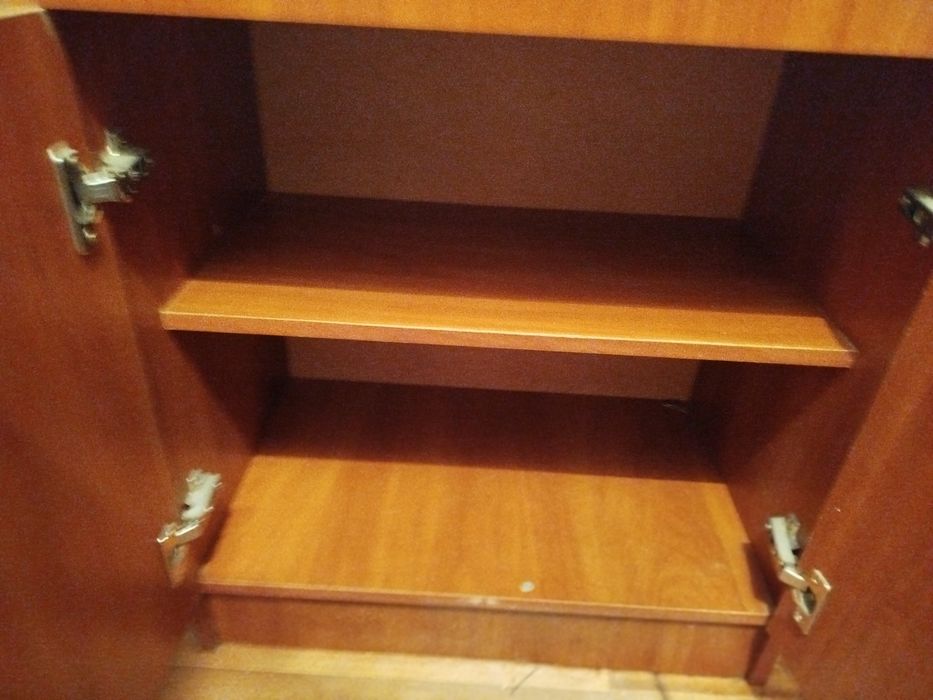 Камод с зеркалом.