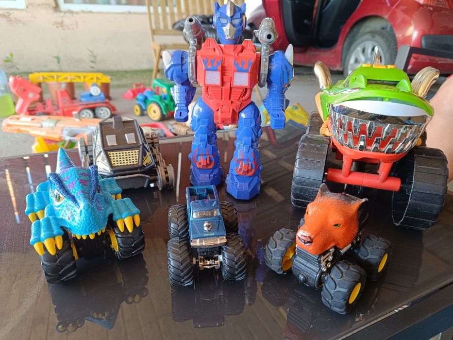 Vând set robot+ 5 mașinuțe