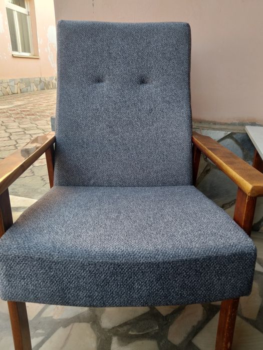 Журнальный столик и два кресла