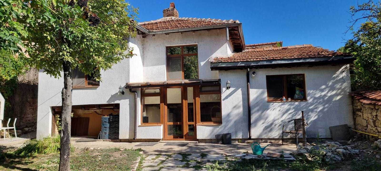 1843-Продава се едноетажна реновирана къща в кв. "Варош"
