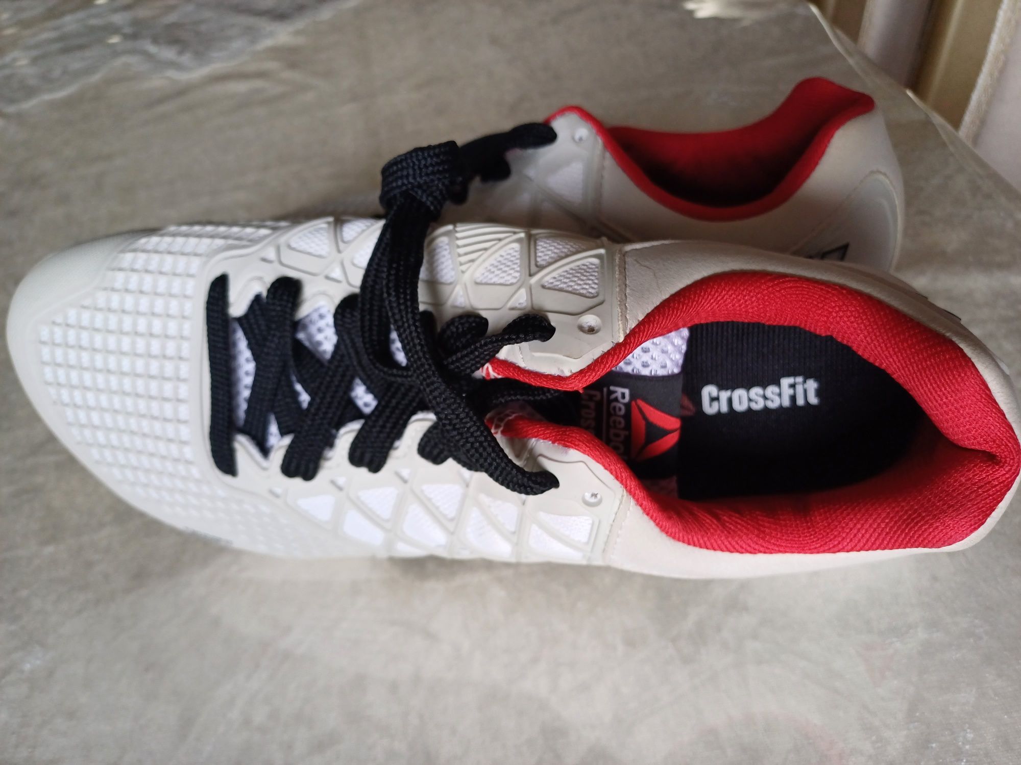 Продаются новые кроссовки Reebok Crossfit. Размер 42. Белого цвета.