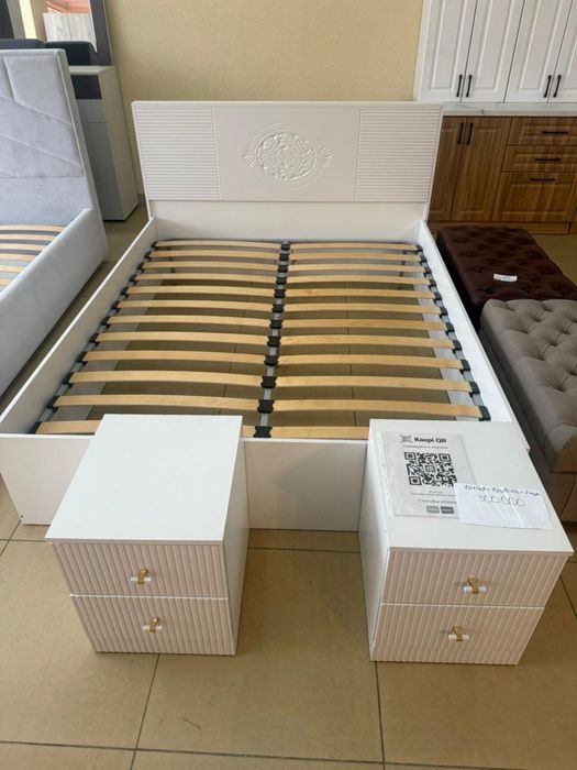 Кровать с тумбочками со скидкой