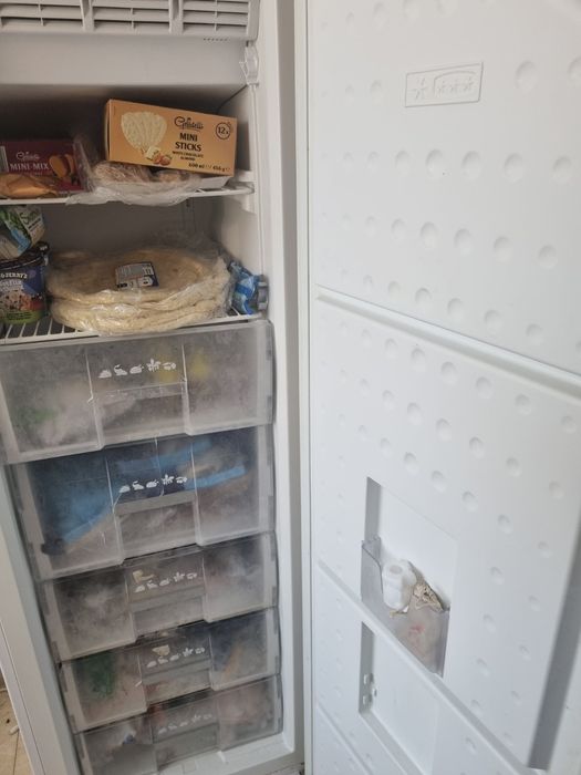 Продавам вертикален фризер в отлично състояние