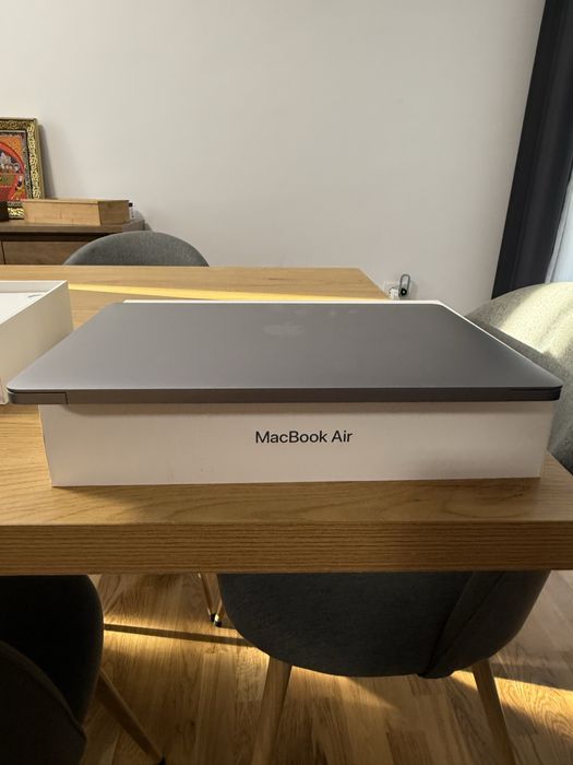 Vând MacBook Air 13 inch , 256GB 8gb