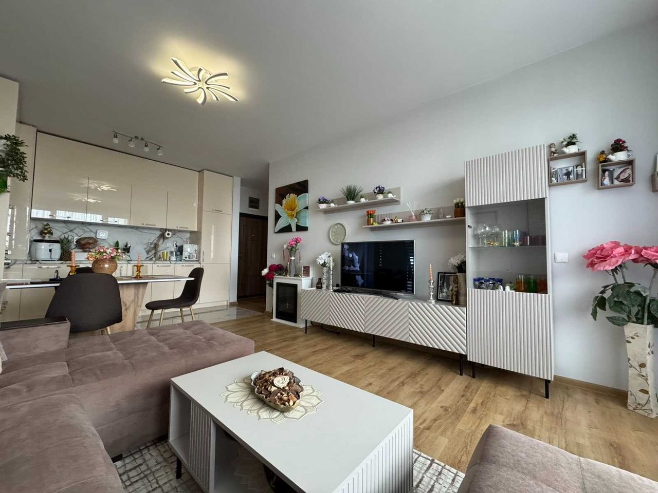 Продава се Двустаен апартамент в Бургас, Изгрев - 70 кв.м за 2229 €/кв.м - Снимка #4