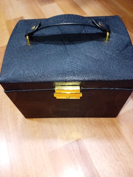 Vând caseta bijuterii