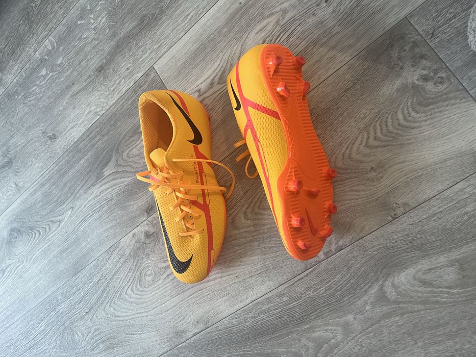 Продаю новые футбольные бутсы