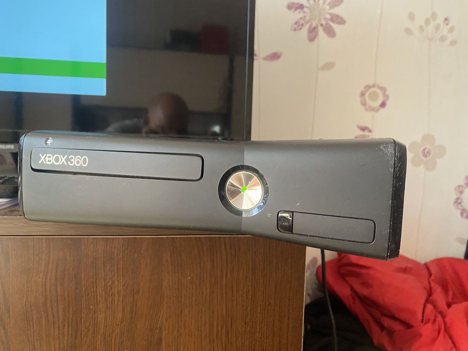 XBox 360Slim 320GB 3 wireless безжични контролера