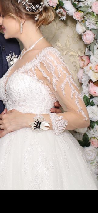 Vand rochie de mireasa alba+voal lung+crinolina