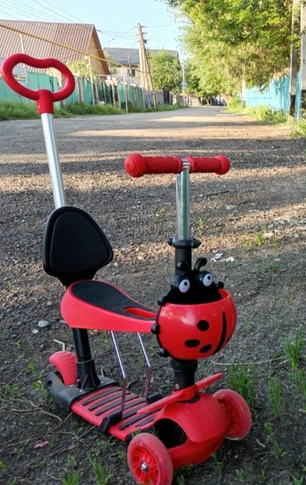 Детский самокат красный