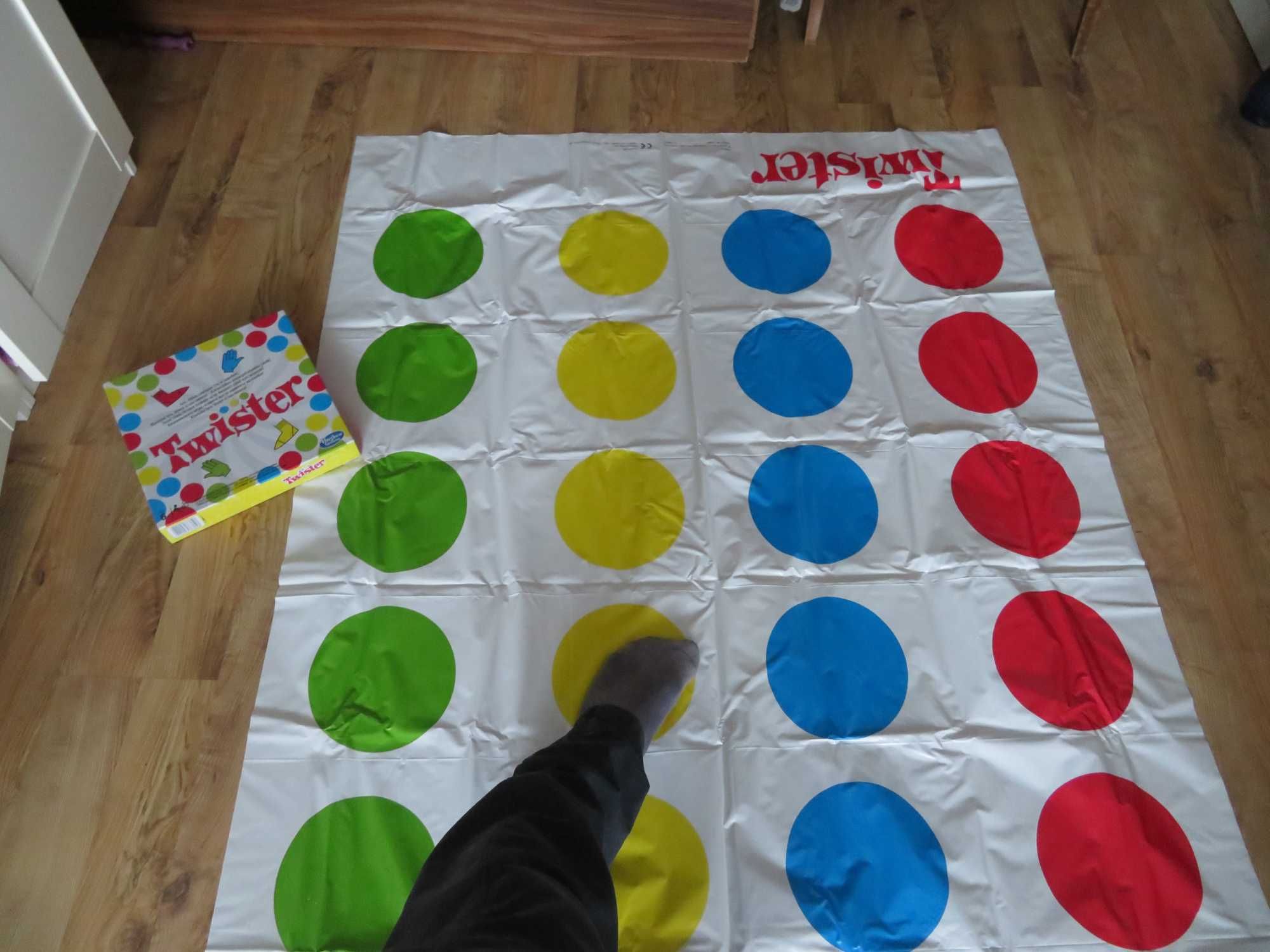 Игра TWISTER на HASBRO за 6+ годишни