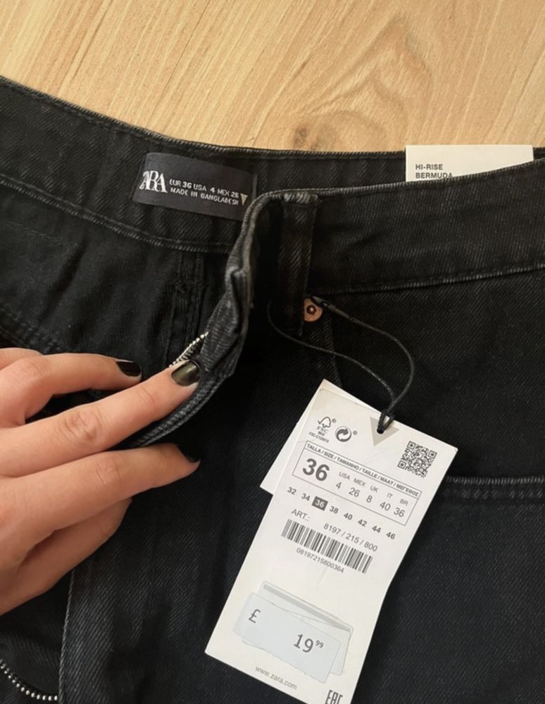 Pantaloni scurti negri Zara