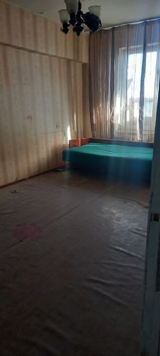 Продается 2ух комнатная третий этаж 4 этажки. Карасу 6