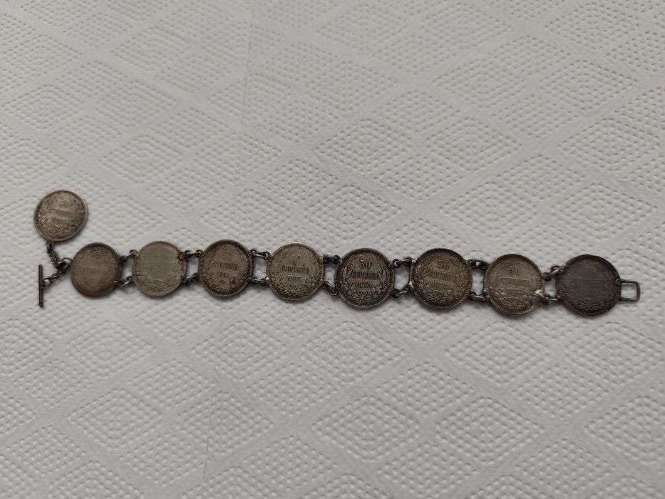Стара сребърна гривна от монети