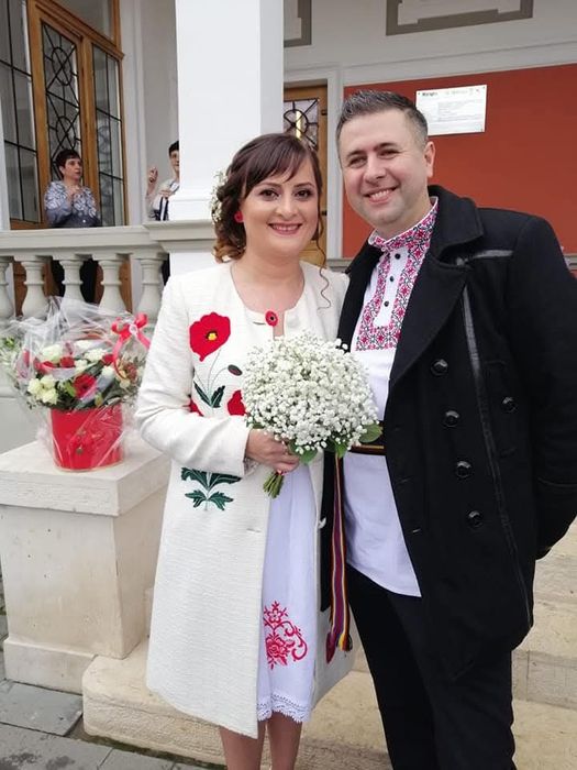 Vând palton cu broderie maci