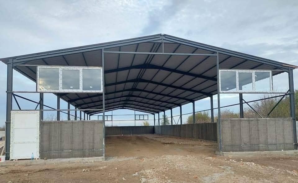 Vând o gamă largă de hale sau structuri metalice de înaltă calitate.