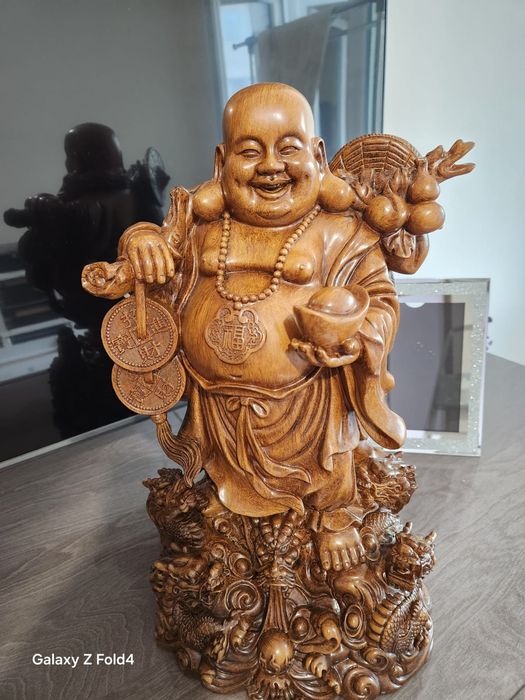 Statuie Buddha râzător sculptată manual, rășină, simbol al norocului