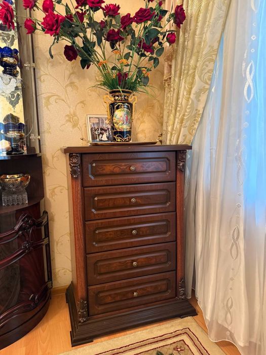 комод с выдвижными ящиками.