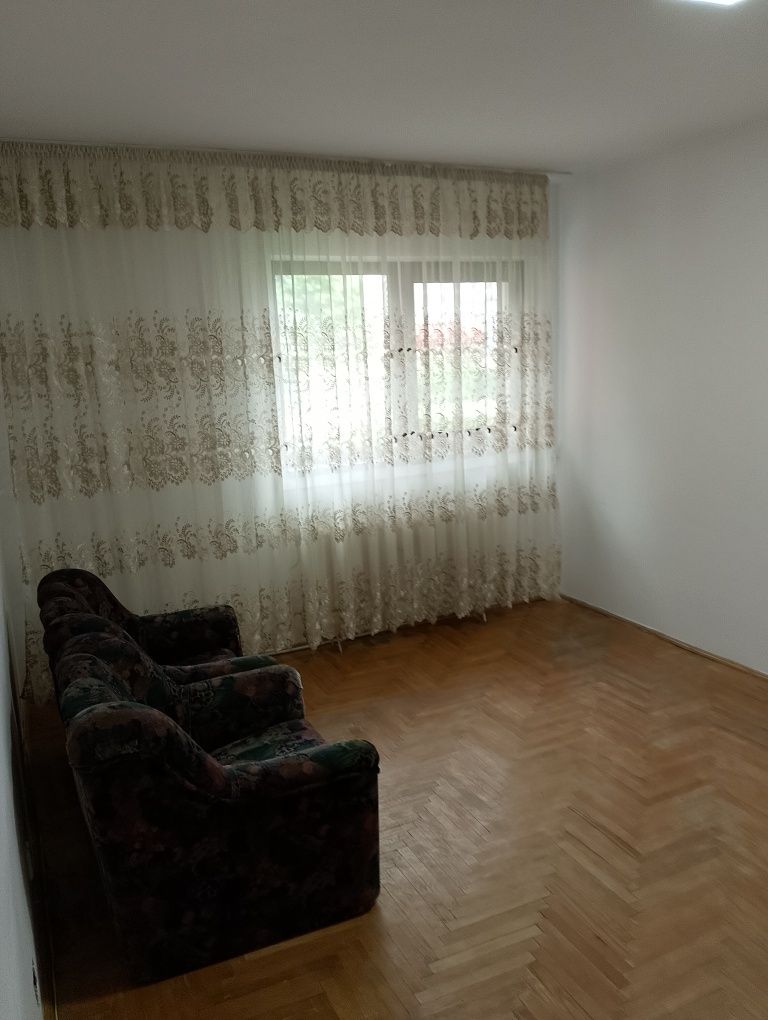 Închiriez apartament