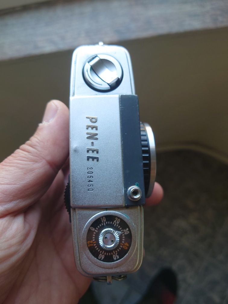 Compact Olympus Pen EE half frame