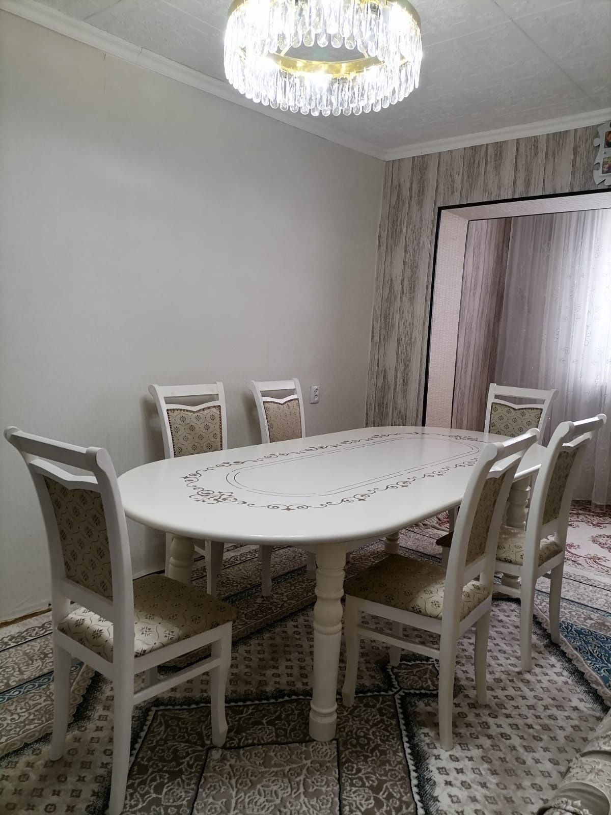 Продаются стол со стульями(6 стульев)